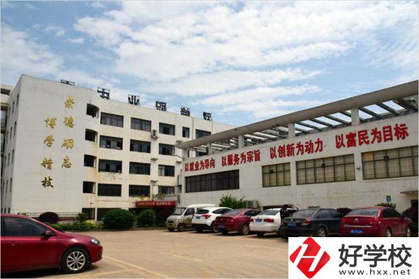 湖南有沒有招收復(fù)讀生的中專學(xué)校？有哪些招生專業(yè)？