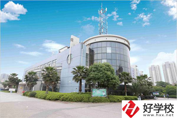 湘潭工貿(mào)中專有五年制大專班嗎？