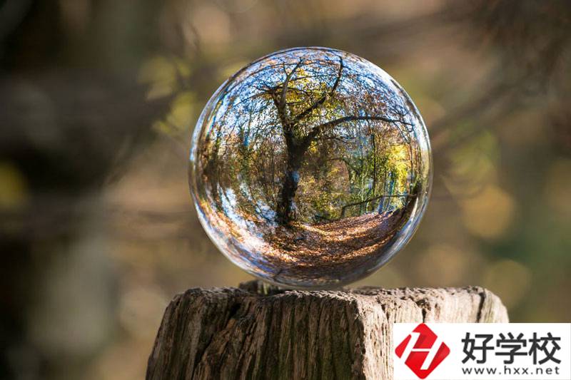 郴州中職學(xué)校排名前三的，學(xué)校環(huán)境都不錯！