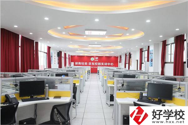 湖南省經(jīng)濟貿(mào)易職業(yè)中專學校實訓室