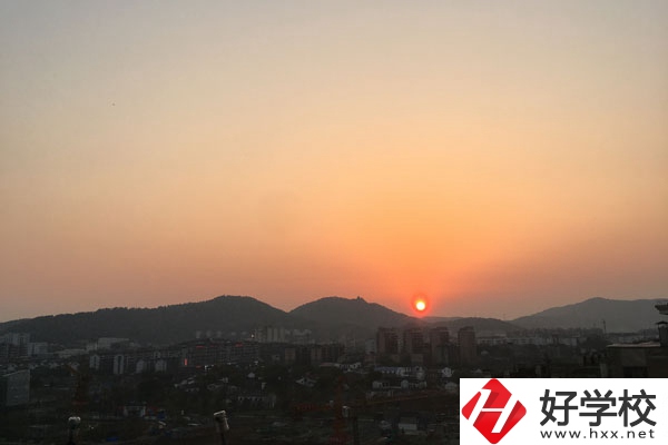 在邵陽讀中職學(xué)校學(xué)什么專業(yè)好？