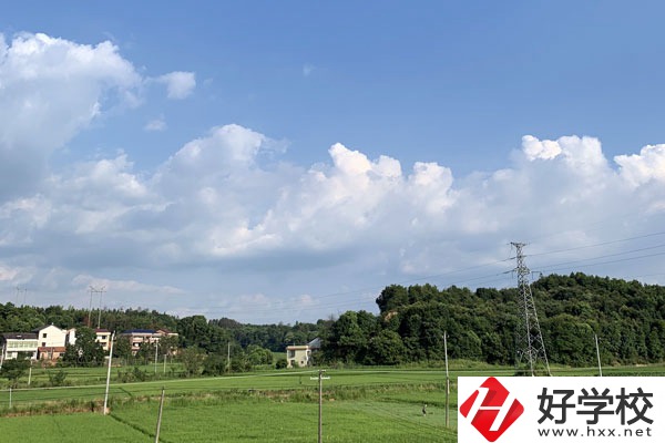 婁底市工貿(mào)職業(yè)中專(zhuān)學(xué)校有哪些專(zhuān)業(yè)？就業(yè)前景怎么樣？