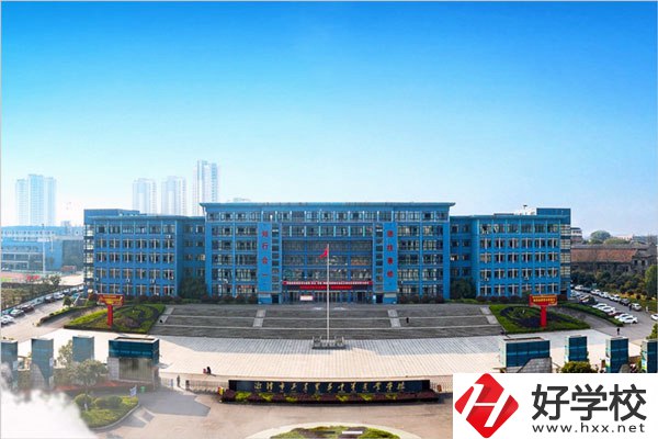 湘潭市工業(yè)貿(mào)易中等專業(yè)學(xué)校校門(mén)