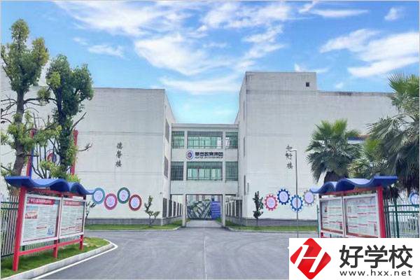 衡陽(yáng)華岳學(xué)校是公立還是私立？學(xué)費(fèi)是多少？