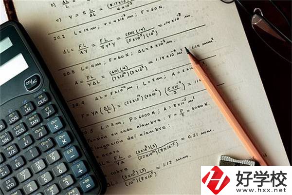 在湖南選職校要不要看招生簡(jiǎn)章？有什么內(nèi)容？
