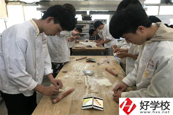 懷化中專學(xué)費是多少？有什么資助政策？