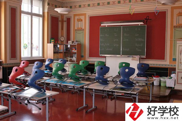 岳陽(yáng)職業(yè)技術(shù)學(xué)院環(huán)境怎么樣？是民辦的嗎？