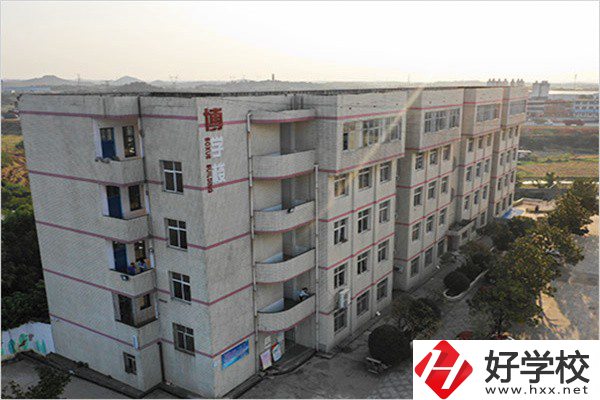 湘潭有開設(shè)航空服務(wù)專業(yè)的中職學(xué)校嗎？學(xué)費(fèi)是多少？
