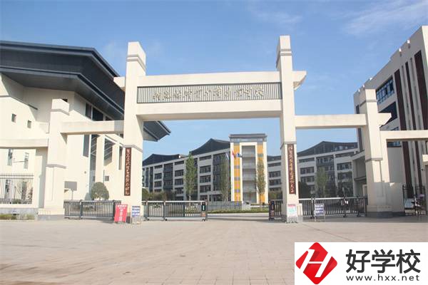 懷化市新晃縣職業(yè)中專的管理怎么樣？嚴(yán)格嗎？