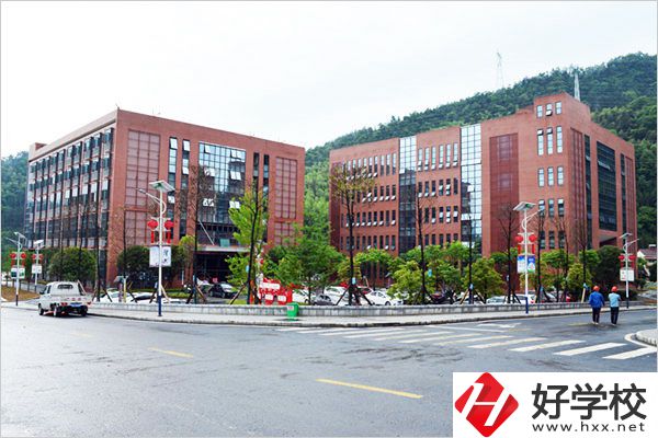 安化縣職業(yè)中專學(xué)校師資怎么樣？環(huán)境好不好？