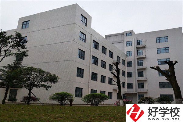 往屆生可以在湖南讀公辦中職嗎？有哪些學(xué)?？梢酝扑]？