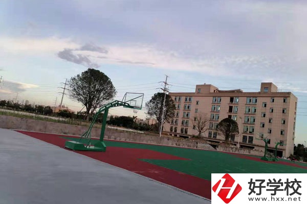 湘潭計(jì)算機(jī)技術(shù)學(xué)校是技校嗎？有什么專業(yè)？
