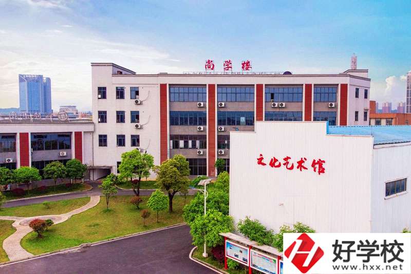 榮豐中等職業(yè)技術(shù)學(xué)校設(shè)施完善嗎？宿舍環(huán)境怎么樣？