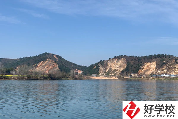 想當(dāng)廚師該選張家界哪所技工學(xué)校？