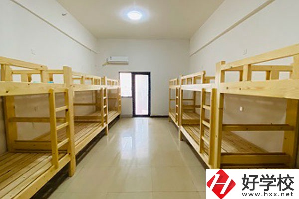 長沙湘麓醫(yī)藥中等職業(yè)技術(shù)學(xué)校宿舍環(huán)境和食堂環(huán)境怎么樣？