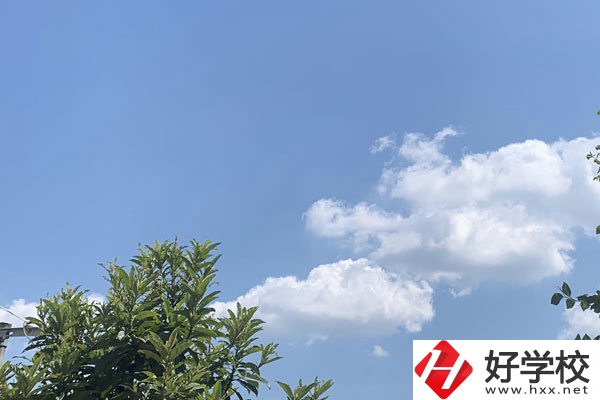 永州湘南職業(yè)技術(shù)學(xué)校環(huán)境以及食堂環(huán)境怎么樣？