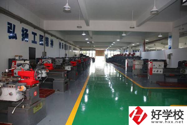 寧鄉(xiāng)市職業(yè)中專學(xué)校的特色專業(yè)有哪些？