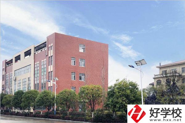 永州方政職校和寧遠縣職業(yè)中專學校哪個比較好？
