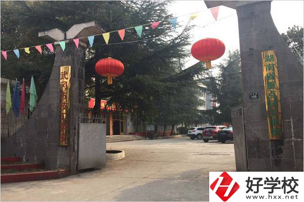 武岡技工學(xué)校怎么樣？學(xué)費(fèi)要多少？