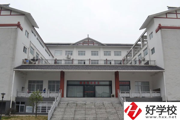 張家界地區(qū)中職學校少數(shù)民族學生可以報考嗎？