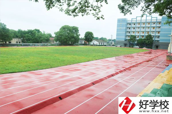湖南瀟湘信科技工學(xué)校操場(chǎng)