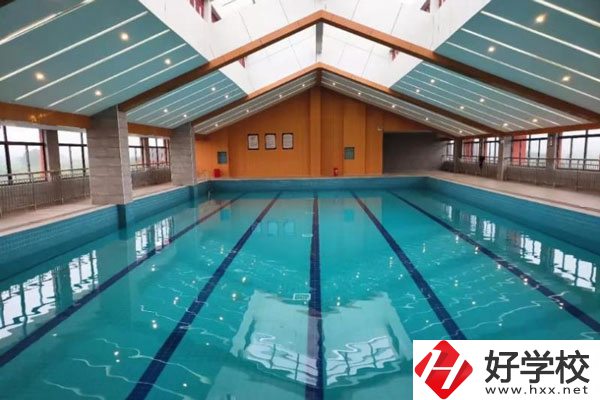 湖南懷化商業(yè)學(xué)校是中專嗎？學(xué)校環(huán)境好不好？