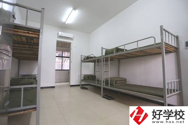 長沙湘都中等職業(yè)學(xué)校宿舍環(huán)境以及食堂環(huán)境怎么樣？