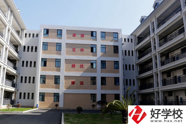 保靖縣中等職業(yè)技術(shù)學(xué)校開設(shè)了哪些特色專業(yè)？