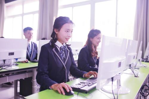 女生適不適合學(xué)計(jì)算機(jī)專(zhuān)業(yè)?