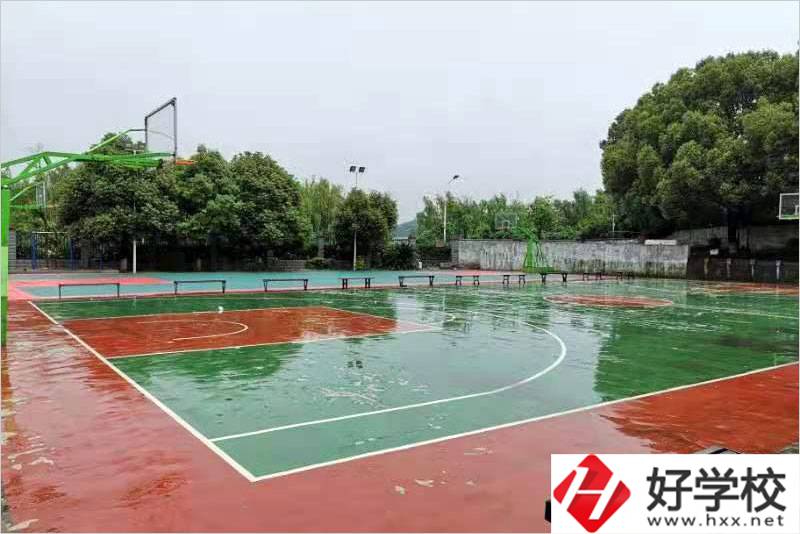 岳陽市網(wǎng)絡(luò)工程職業(yè)技術(shù)學(xué)校運(yùn)動場