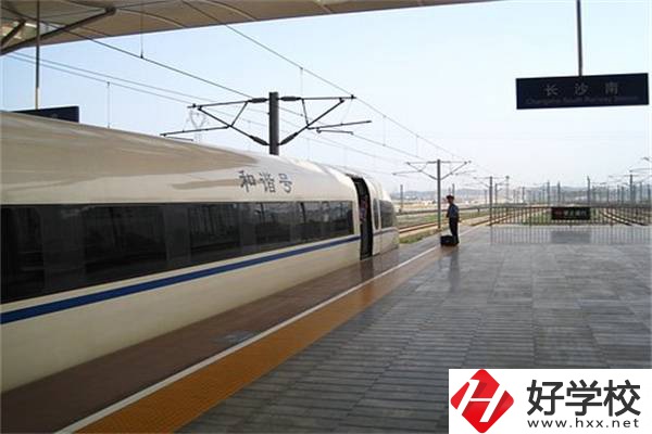 湘潭有可以學(xué)高鐵乘務(wù)的中專嗎？就業(yè)薪資高嗎？