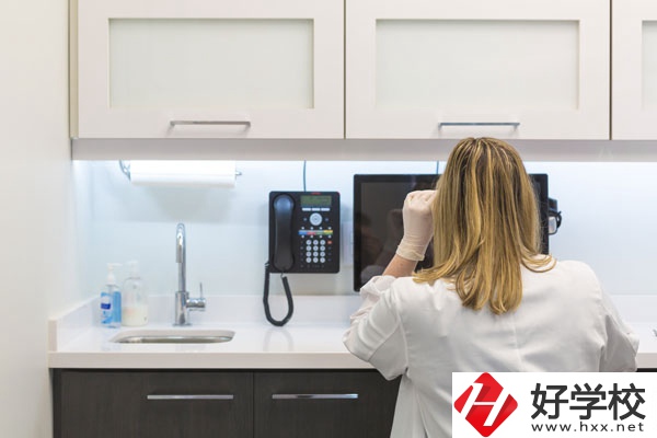 女生在衡陽(yáng)讀衛(wèi)校怎么樣？有前途嗎？