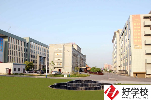 婁底技師學(xué)院有哪些特色專業(yè)？設(shè)施如何？