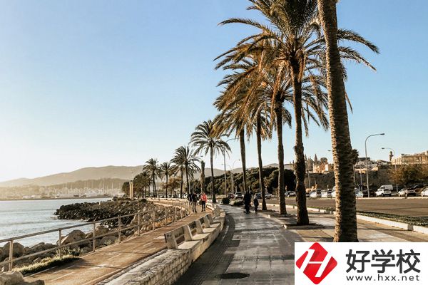 湖南醫(yī)藥職業(yè)中專是公辦還是民辦？可以學(xué)哪些專業(yè)？