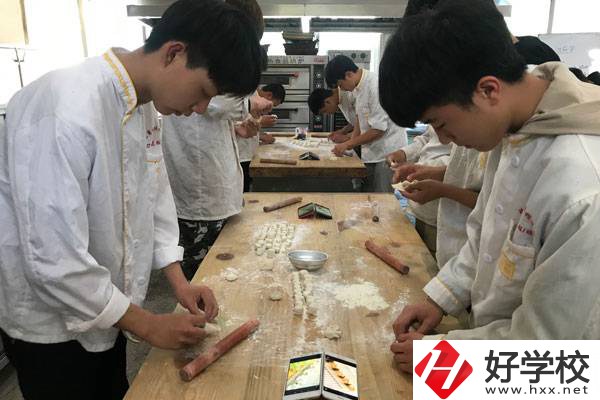 湖南懷化商業(yè)學(xué)校怎么樣？有哪些特色專業(yè)？