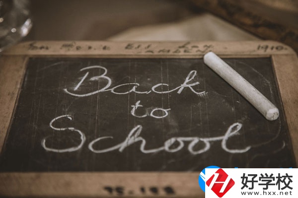 湘潭交通職業(yè)學(xué)校學(xué)費(fèi)貴不貴，宿舍怎么樣？