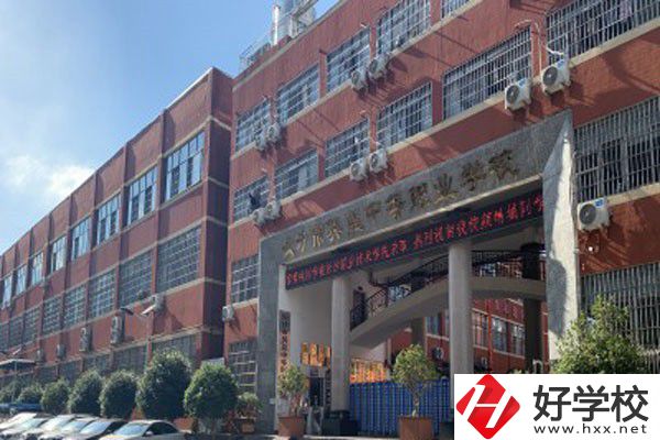 長(zhǎng)沙市英藍(lán)中等職業(yè)學(xué)校怎么樣？有沒(méi)有官網(wǎng)？