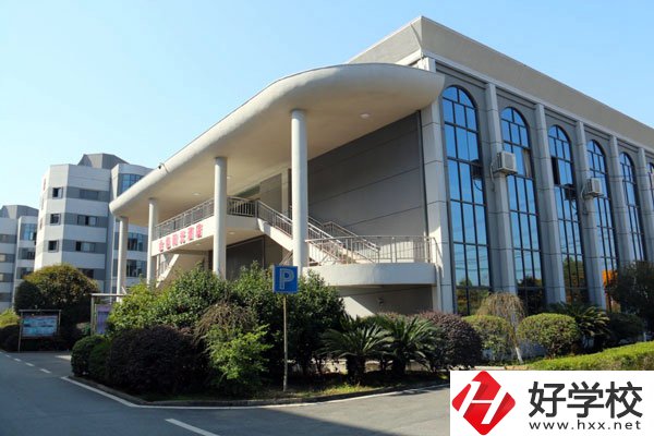 醴陵陶瓷煙花職業(yè)技術(shù)學(xué)校有哪些特色專業(yè)？