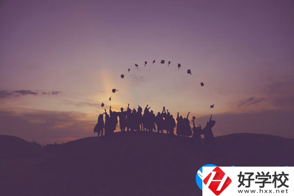 湘潭交通職業(yè)學(xué)校學(xué)費貴不貴，宿舍怎么樣？