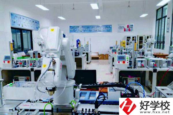 望城區(qū)職業(yè)中專是什么性質(zhì)的學校？一學期要多少錢？