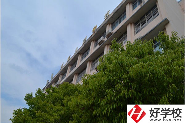 懷化文理學(xué)校是中專嗎？學(xué)費(fèi)情況怎么樣？