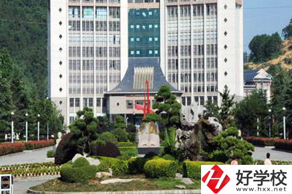 湘西州經(jīng)濟(jì)貿(mào)易學(xué)校是民辦還是公辦的？學(xué)校設(shè)施如何？