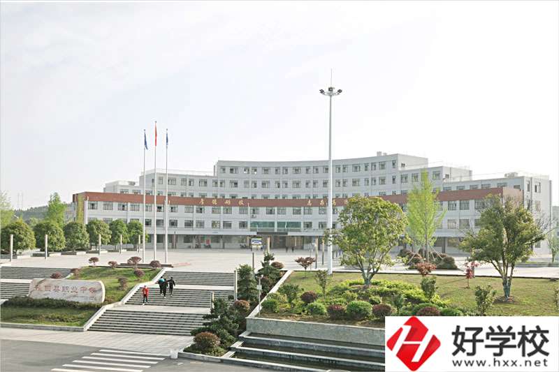 隆回縣職業(yè)中專(zhuān)學(xué)校宿舍條件怎么樣？地址在哪里？