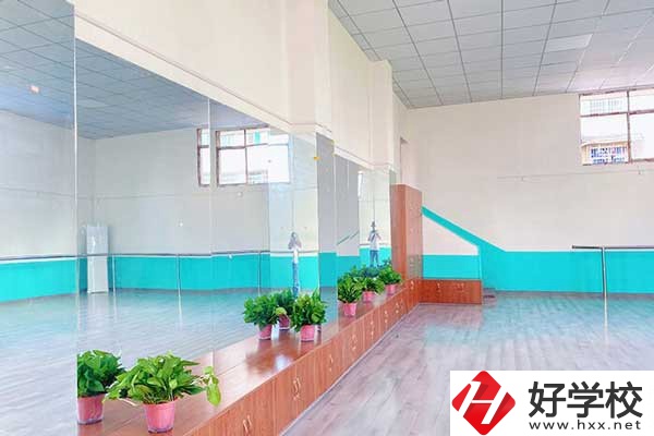 婁底市藝術(shù)職業(yè)學(xué)院有哪些專(zhuān)業(yè)？學(xué)費(fèi)是多少？