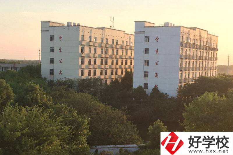 湘潭科旺電腦職業(yè)中專的設(shè)施和管理怎么樣？