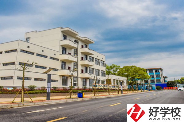 郴州市理工職業(yè)技術(shù)學(xué)校環(huán)境怎么樣，宿舍好不好？