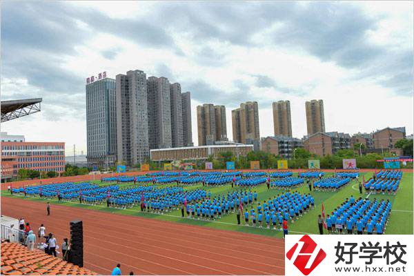 長(zhǎng)沙財(cái)經(jīng)學(xué)校是職高嗎？能不能帶手機(jī)？