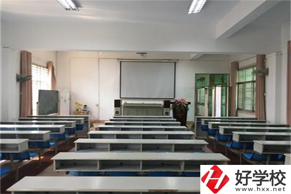 株洲市德才職業(yè)技術(shù)學(xué)校是公辦還是民辦？學(xué)費(fèi)是多少？