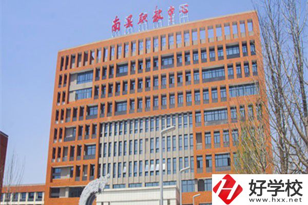 南縣職業(yè)中等專業(yè)學校大門