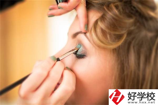 在湖南女生讀技校學(xué)什么專業(yè)最吃香？就業(yè)前景怎么樣？